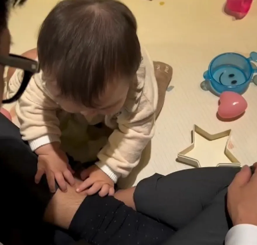 「あれ？あれ？」生後10ヶ月赤ちゃん“髪の毛以外の毛を認識”　パパのすね毛にかわいすぎる反応「これは、大物の予感」