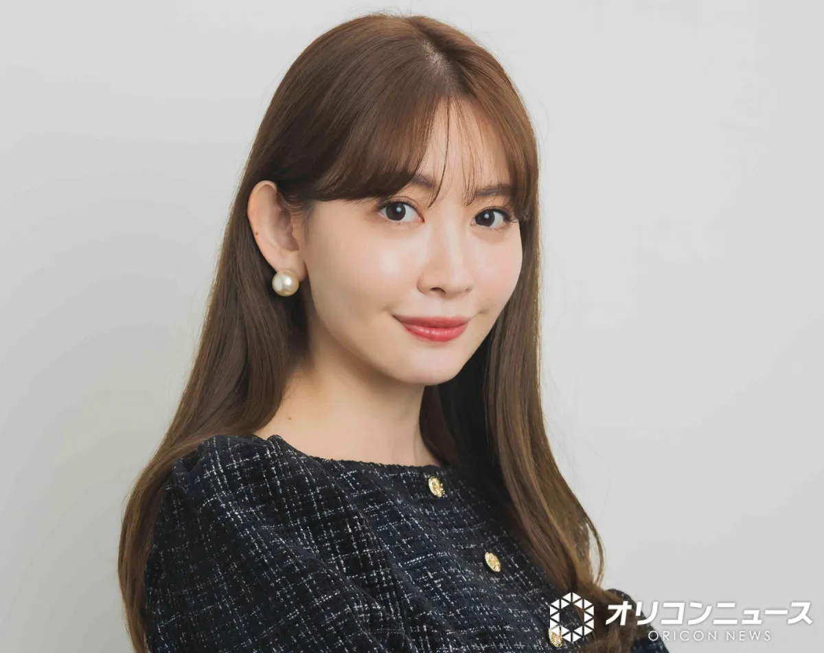 小嶋陽菜“美谷間”あらわなオフショット　反響相次ぐ「スタイル抜群！」「なんてかわいい」