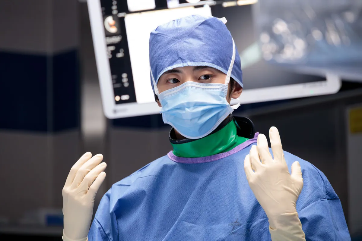 許豊凡、『ヤンドク！』初手術シーンが解禁　終盤の“キーパーソン”も登場【第7話あらすじ】