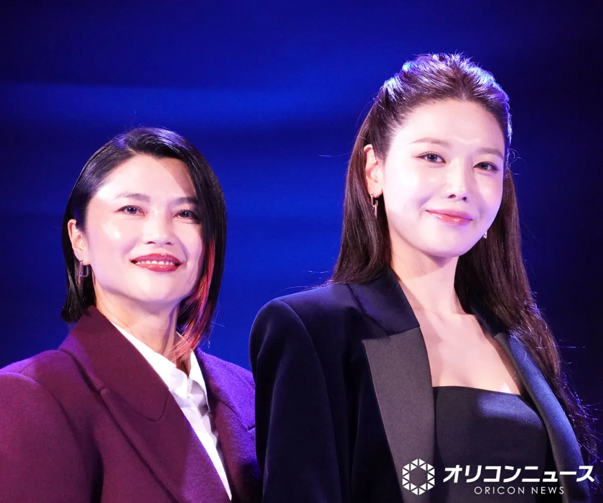 『日プ新世界』会見で“激エモ”2ショット　「GENIE」美脚ダンス生みの親・仲宗根梨乃、少女時代・スヨンが“再会ハグ”