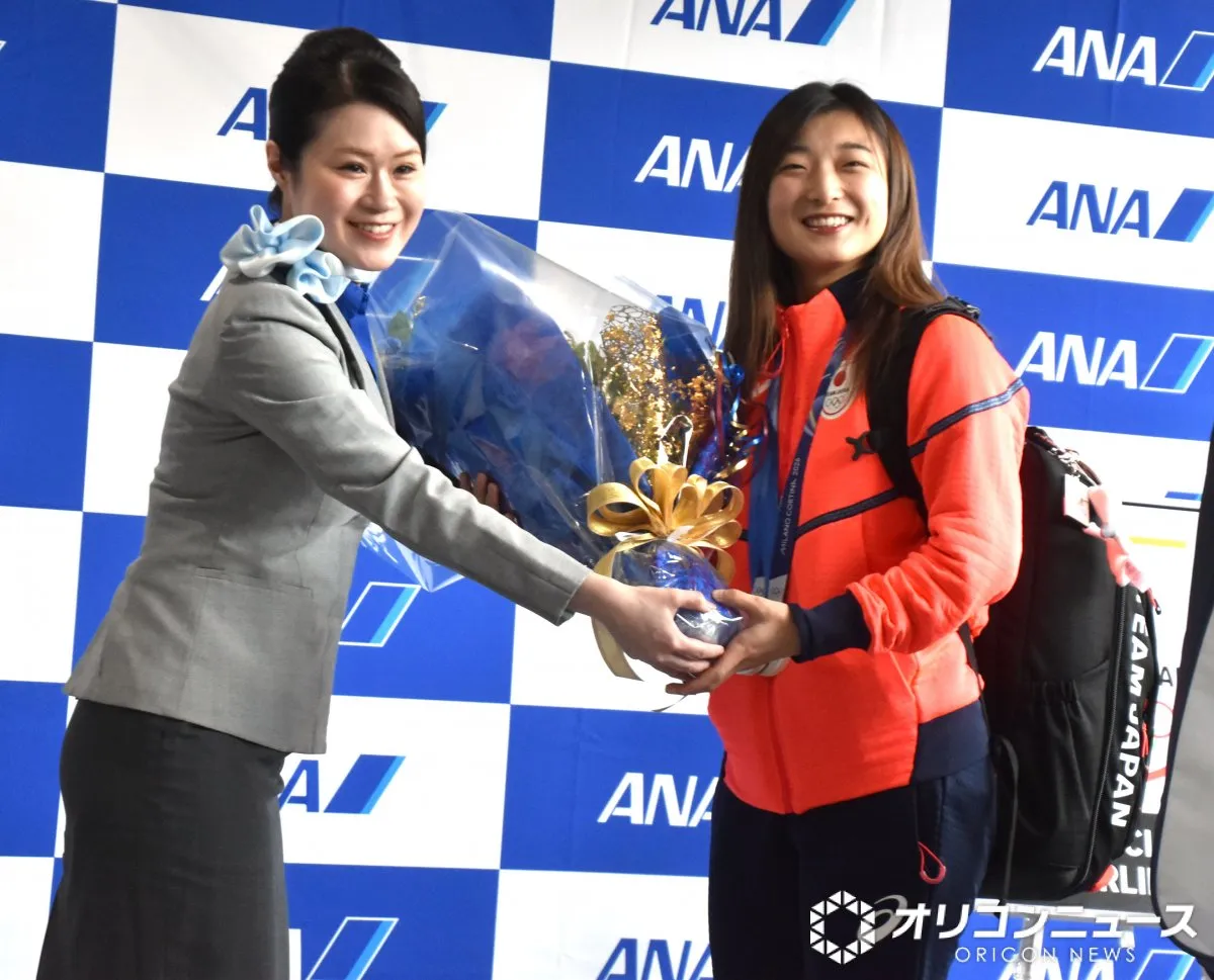 ミラノ五輪から日本選手団が帰国　空港にファン400人集結　坂本花織や鍵山優真へ「おかえり～！」