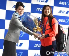 ミラノ五輪から日本選手団が帰国　空港にファン400人集結　坂本花織や鍵山優真へ「おかえり～！」