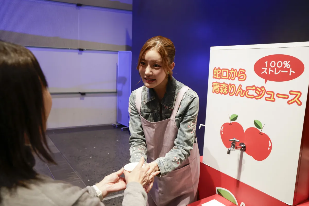 王林、大阪駅前で「蛇口からりんごジュース」注いで振る舞う　「特別感がすごい」「貴重な体験」の声