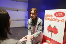 王林、大阪駅前で「蛇口からりんごジュース」注いで振る舞う　「特別感がすごい」「貴重な体験」の声