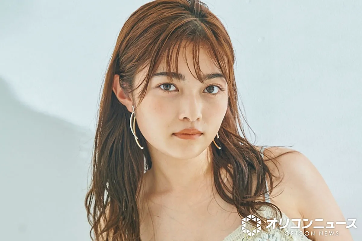 井上咲楽、オフ感満載の姿で祖母と“顔出し”ショット「ばーちゃんオシャレやなぁ」「自然体で素敵」