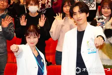 橋本環奈、年下男性共演者にメロメロ「尊い！」　手でハートを作ってアピールも