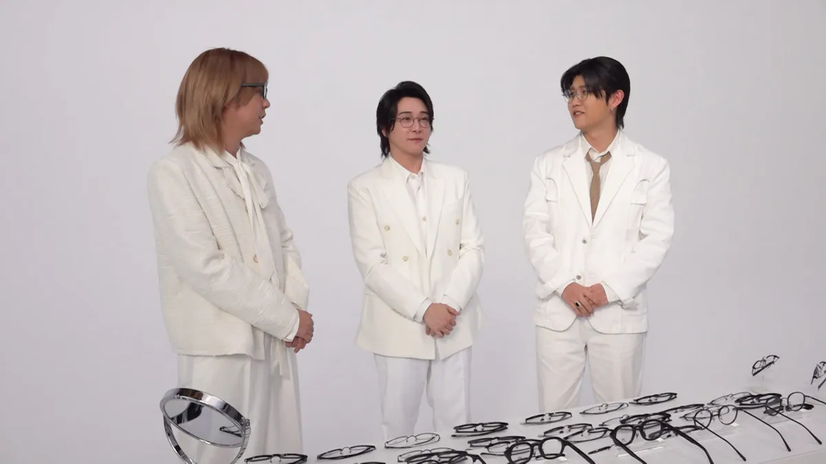 Mrs. GREEN APPLE、お互いに眼鏡を選び合う新映像　若井滉斗、大森元貴が中学時代にかけていたデザインからインスパイア「当時の記憶が蘇ってきた！」