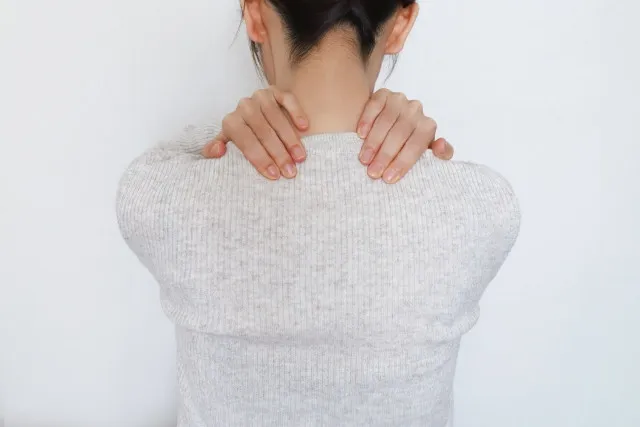 「朝からだる重い…」「夕方になると限界…」慢性的な肩の重さに向き合う肩こりケア
