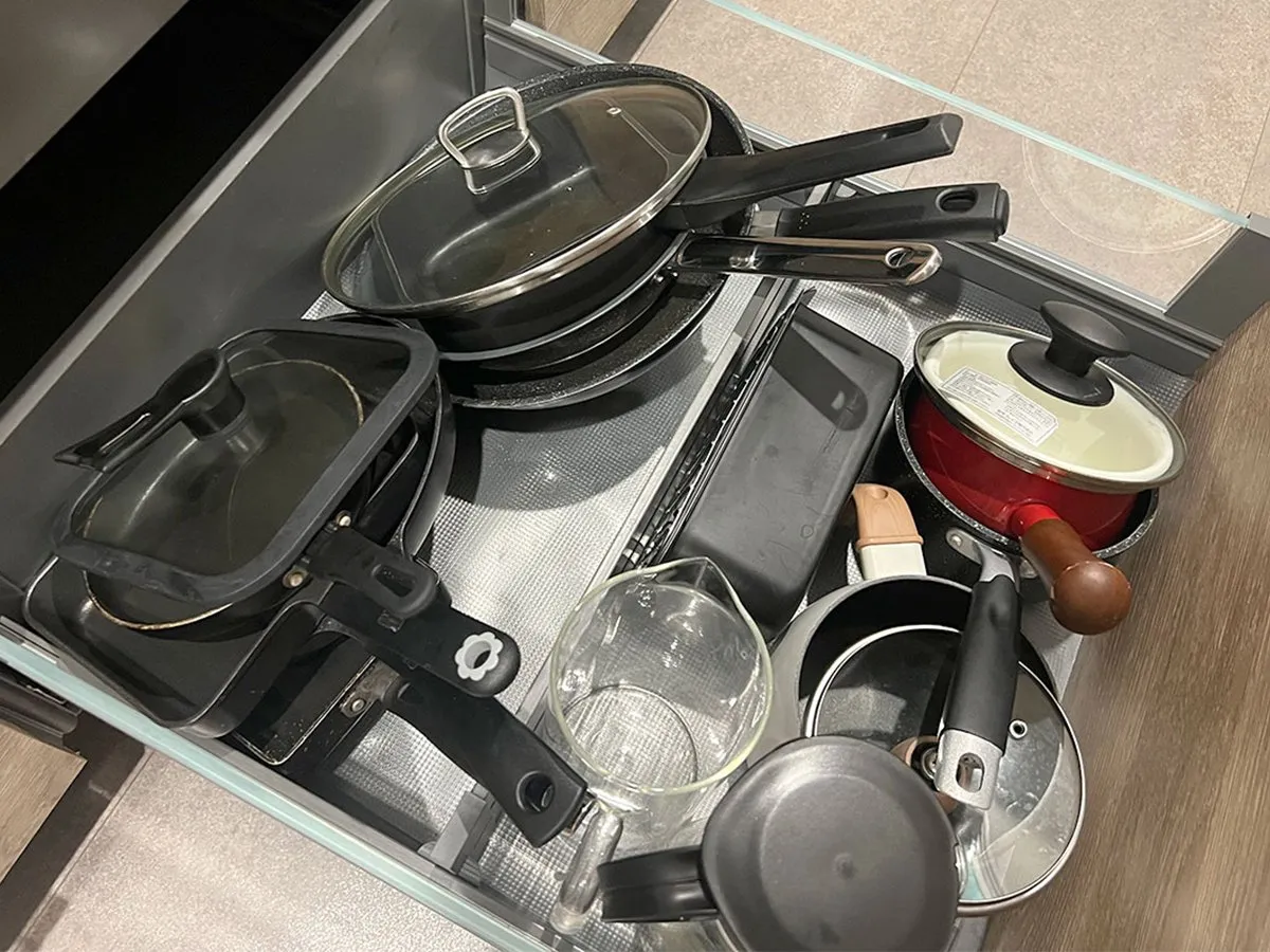 シンク下が「ごちゃごちゃしてる」「上手く片付けられない」　家がすっきり片付く『山崎実業』のフライパンスタンドに「一生物かも！」と絶賛の声
