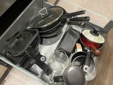 シンク下が「ごちゃごちゃしてる」「上手く片付けられない」　家がすっきり片付く『山崎実業』のフライパンスタンドに「一生物かも！」と絶賛の声