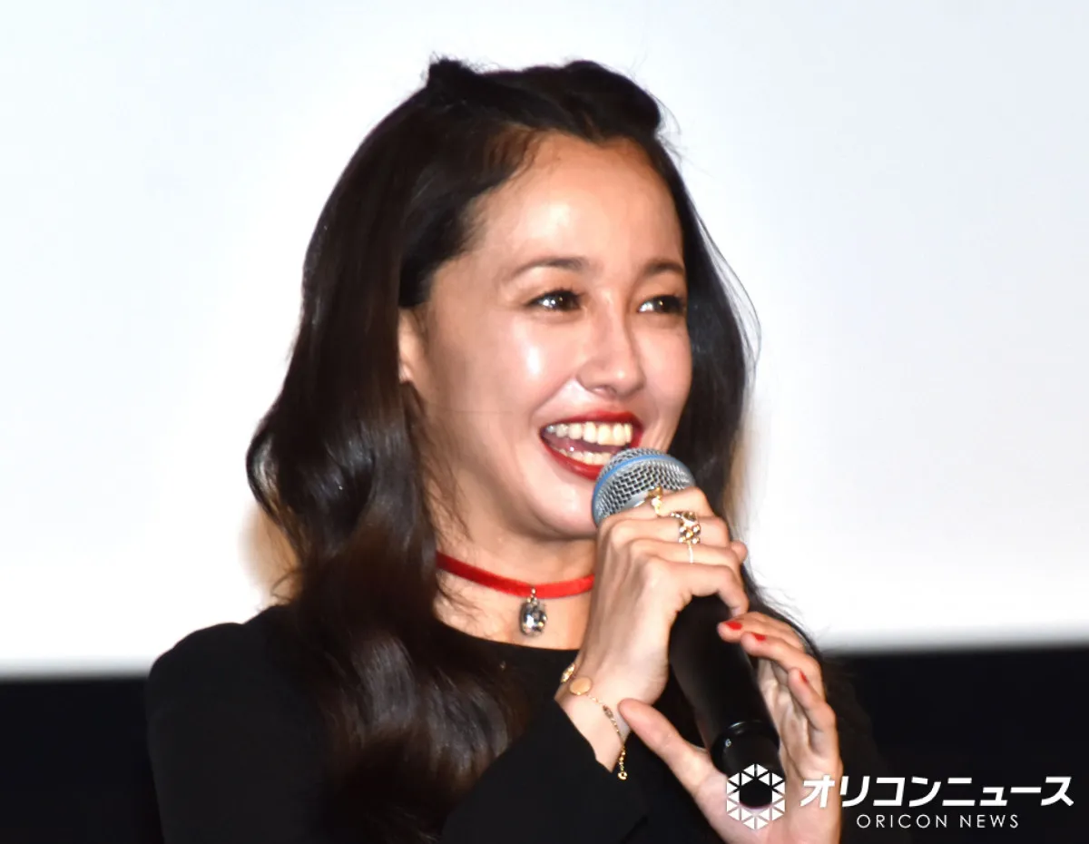 沢尻エリカ、ミニ丈のワンピ「赤と黒でデビルをイメージしてみました」　背中もあらわに