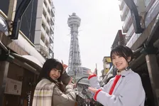 波瑠＆麻生久美子、通天閣をバックに笑顔　W主演『月夜行路』大阪ロケ写真公開