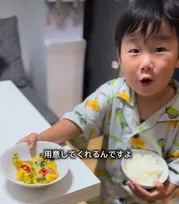 パパの食事準備から食器洗いまで…2歳児の“オカンっぷり”に462万再生「賢い！」「ちっちゃいママ可愛い」
