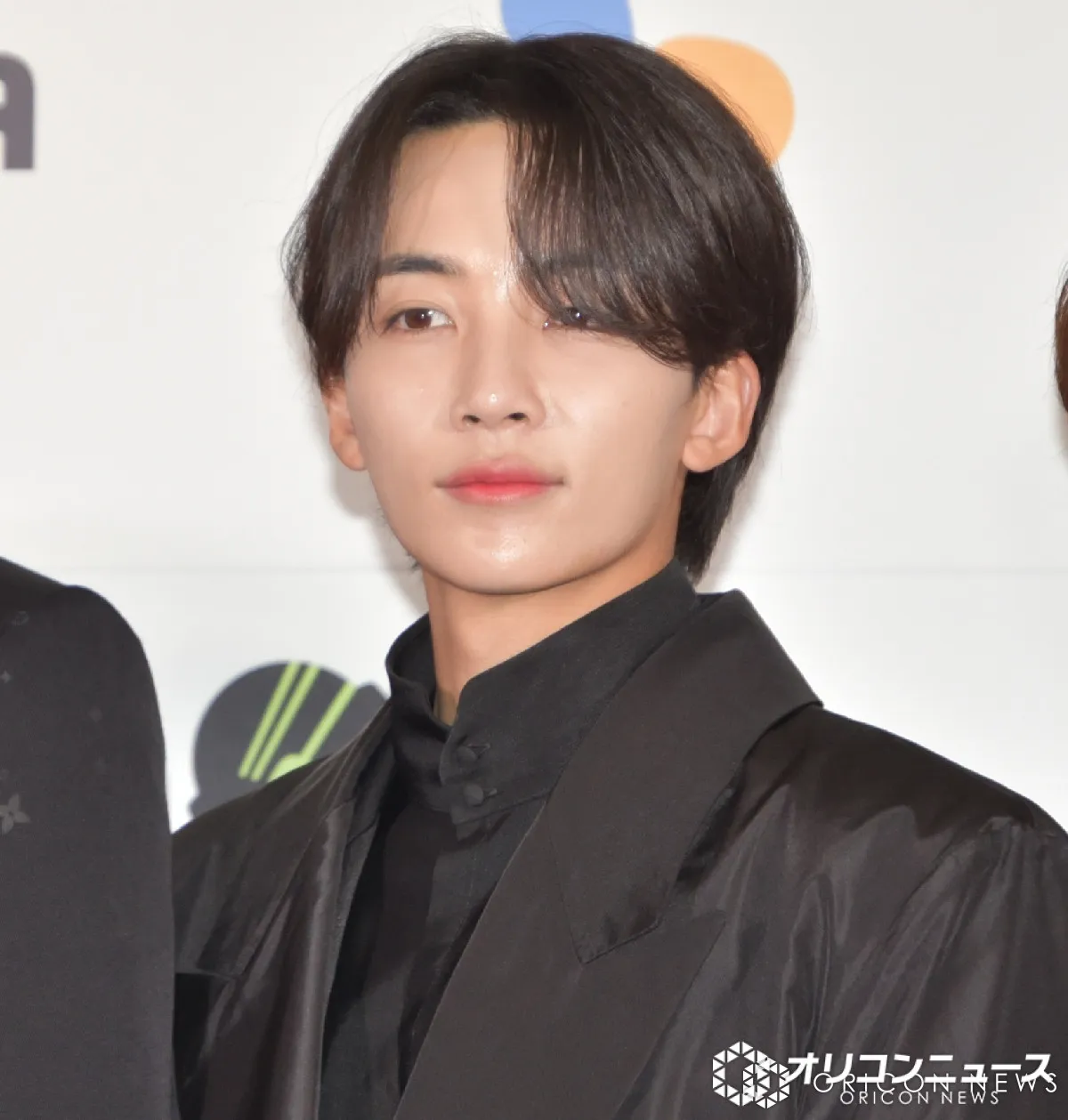 兵役中のSEVENTEENジョンハン、変装なしで日本の居酒屋に登場「ビジュほんとカッコ良すぎる」「沖縄行ってたんだね〜」