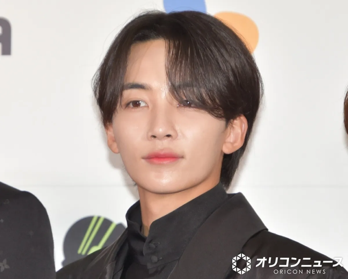 兵役中のSEVENTEENジョンハン、変装なしで日本の居酒屋に登場「ビジュほんとカッコ良すぎる」「沖縄行ってたんだね〜」