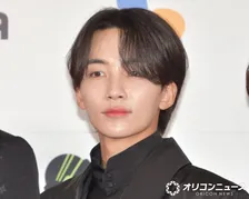 兵役中のSEVENTEENジョンハン、変装なしで日本の居酒屋に登場「ビジュほんとカッコ良すぎる」「沖縄行ってたんだね〜」