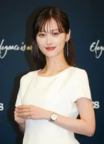 山下美月、腕時計に58粒のダイヤ輝く　無垢な純白ワンピースを大人の女性にアップデート