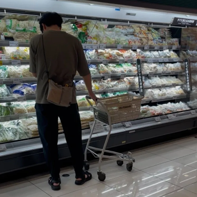 習慣は怖い…我が子ではなく”キャベツ”をあやす旦那の行動に「間違いなくいいパパ」「無意識の行動にその人の本質が出る」