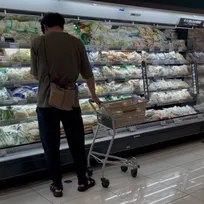 習慣は怖い…我が子ではなく”キャベツ”をあやす旦那の行動に「間違いなくいいパパ」「無意識の行動にその人の本質が出る」