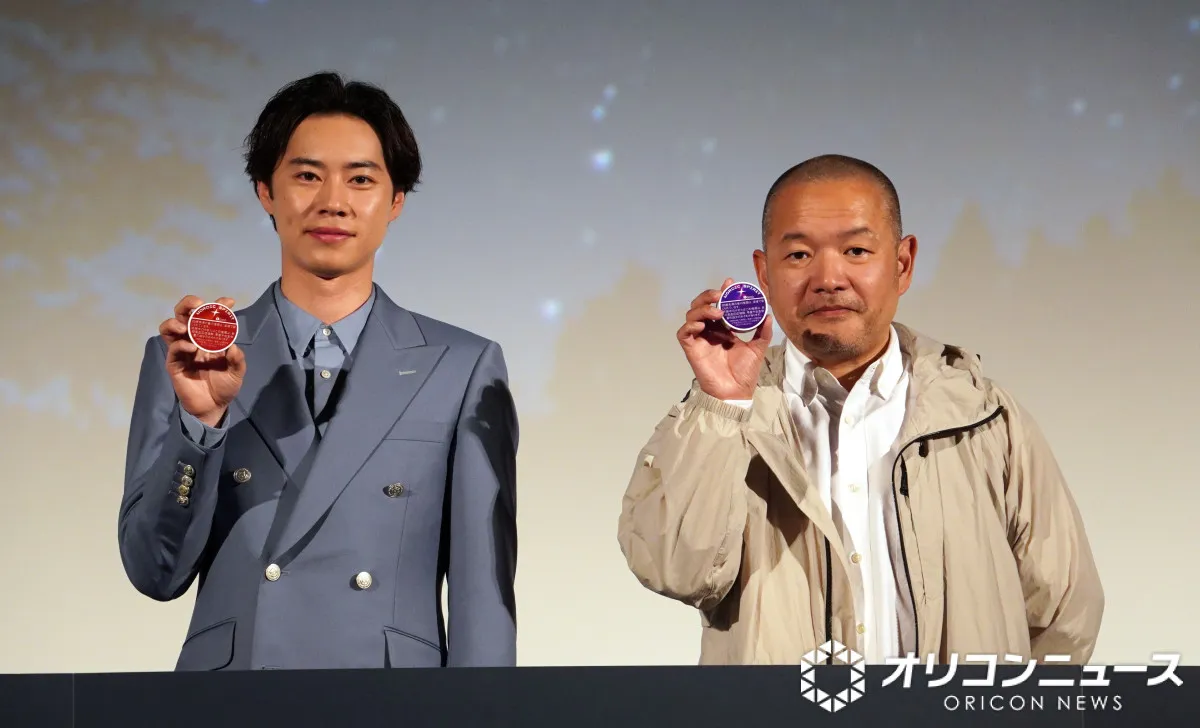 戸塚純貴、撮影合間に紙巻きたばこ　ステージ上でもたばこたしなむ　JT新商品を体験