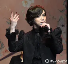 田代万里生、ミュージカル『レッドブック』で女装男性役「自然な存在でありたい」　製作発表で妖艶に歌う