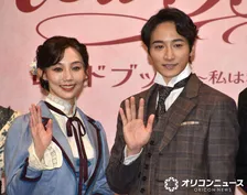 咲妃みゆ×小関裕太、ミュージカル『レッドブック』製作発表で歌唱