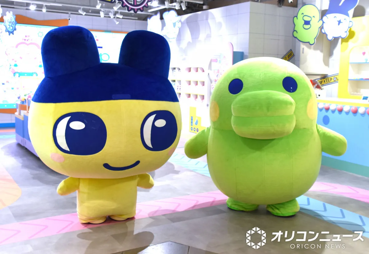 ポムポムプリン×たまごっちのコラボ商品が登場　プリンがたまごっちの世話を“お手伝い”「これはやばい」「ドット絵プリン可愛いすぎる」