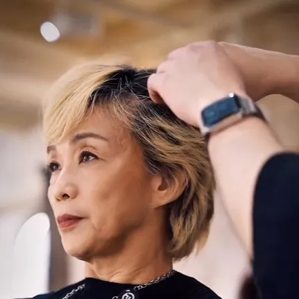 髪の乾きが遅いから”刈り上げ”に…女性の大胆イメチェン 「夏木マリさんみたい」「こんな年齢の重ね方したい」