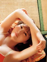 “あざと可愛いボディ”由良ゆら、グラビアで「ポンコツ店主」に「意外とリアルに店番姿が様になってます」