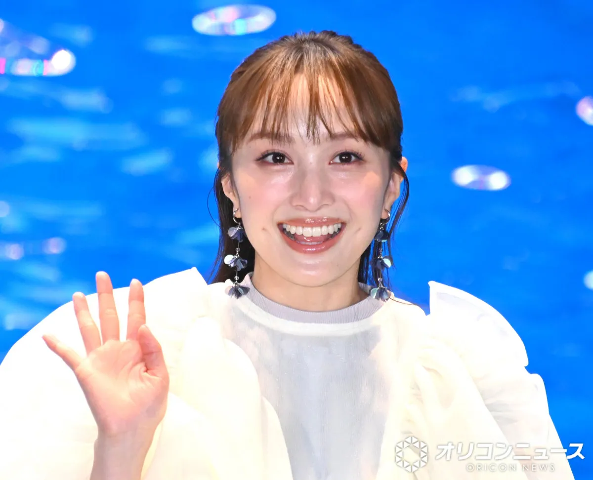 ももクロ百田夏菜子、水族館にサプライズ登場で会場どよめき　子どもたちも笑顔に
