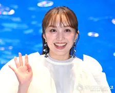 ももクロ百田夏菜子、水族館にサプライズ登場で会場どよめき　子どもたちも笑顔に
