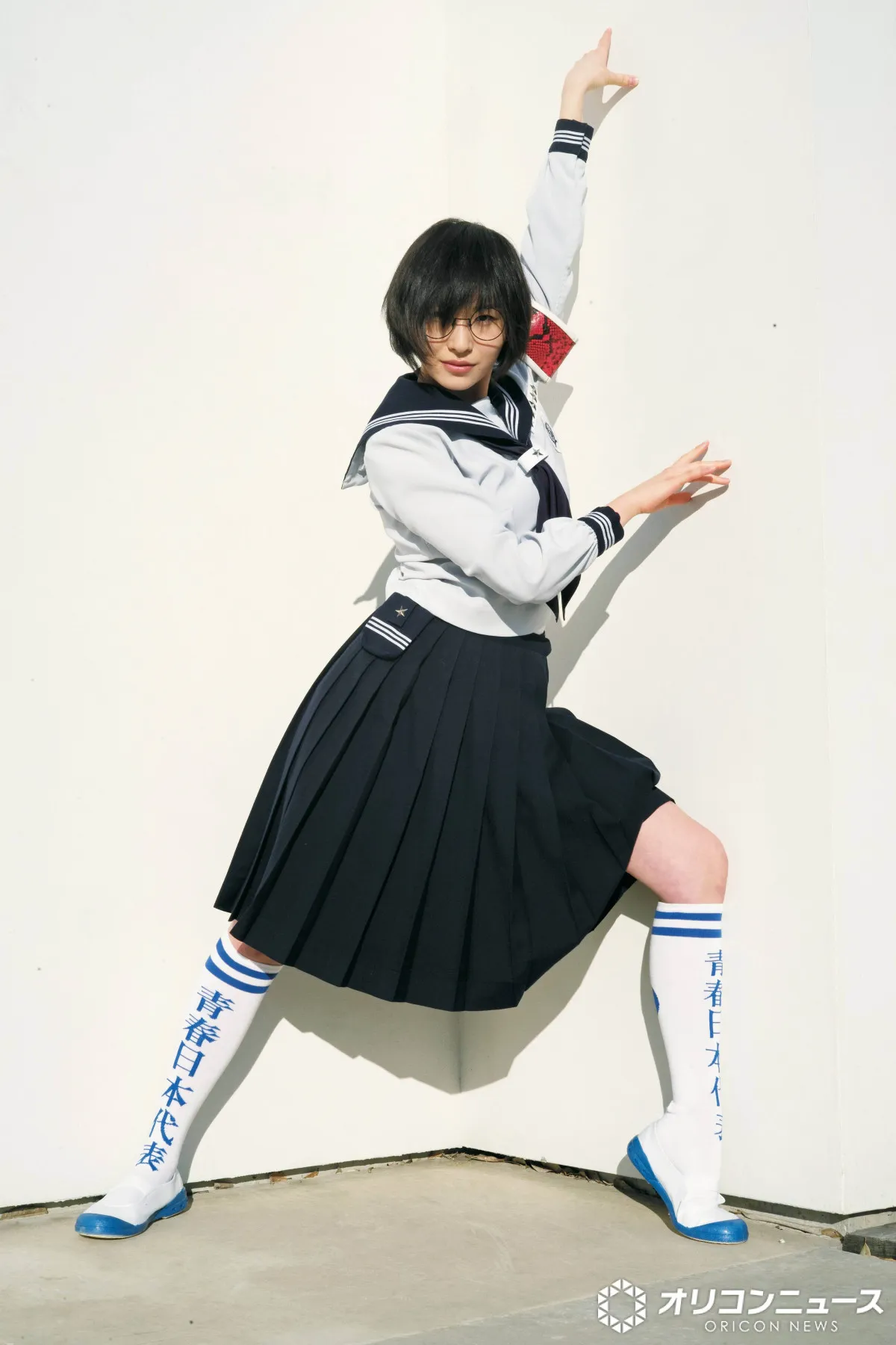 新しい学校のリーダーズ・SUZUKA、セーラー服を脱ぎ大胆変身　メガネも外し“新しい私”を表現