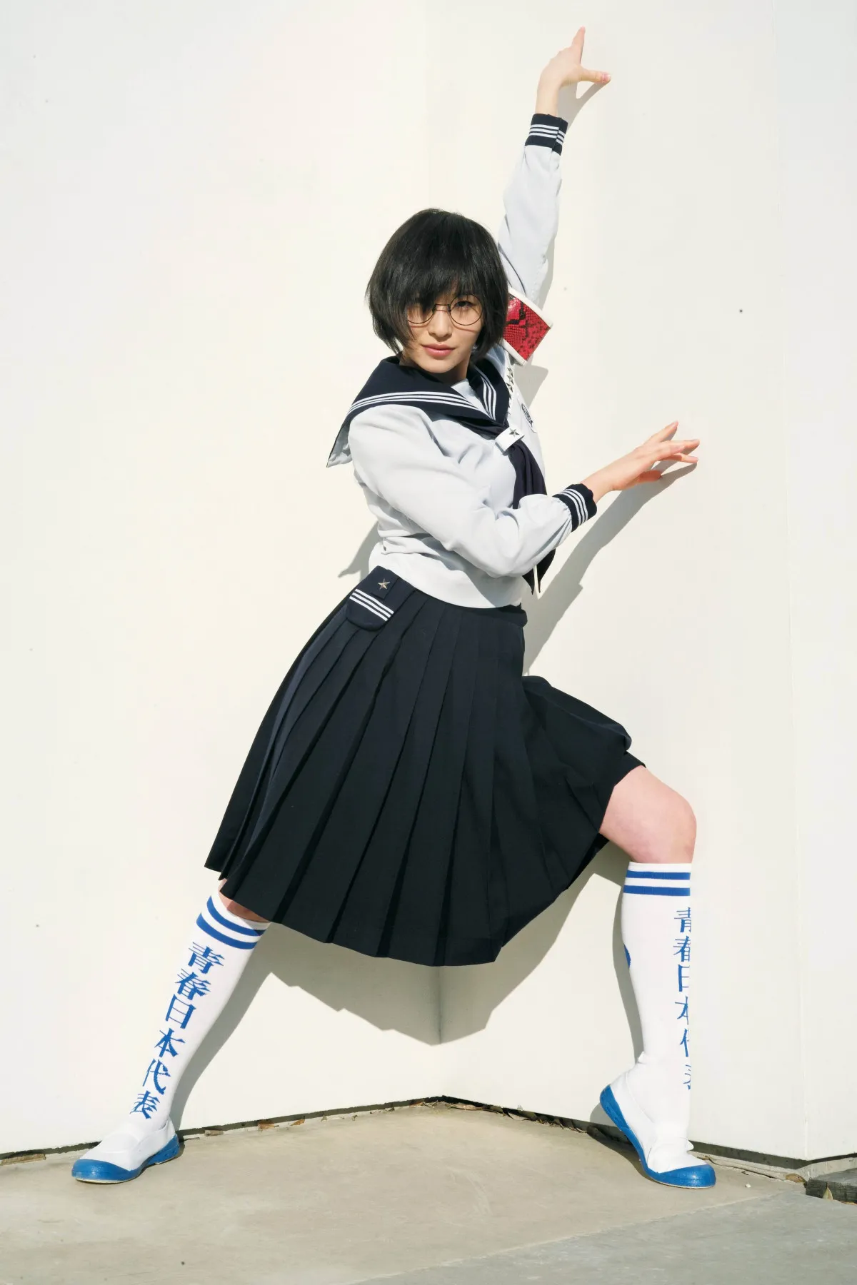 新しい学校のリーダーズ・SUZUKA、セーラー服を脱ぎ大胆変身　メガネも外し“新しい私”を表現