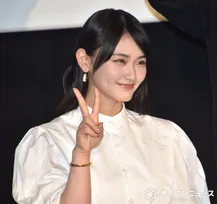 櫻坂46山崎天、純白衣装でピースサイン　撮影でのプチハプニングに赤面「申し訳なかったです」