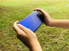 「そのメッセージ…後ろの人も読めてるかも」スマホ＝“個人情報の塊”…スマホ周辺アイテムで対策しよう