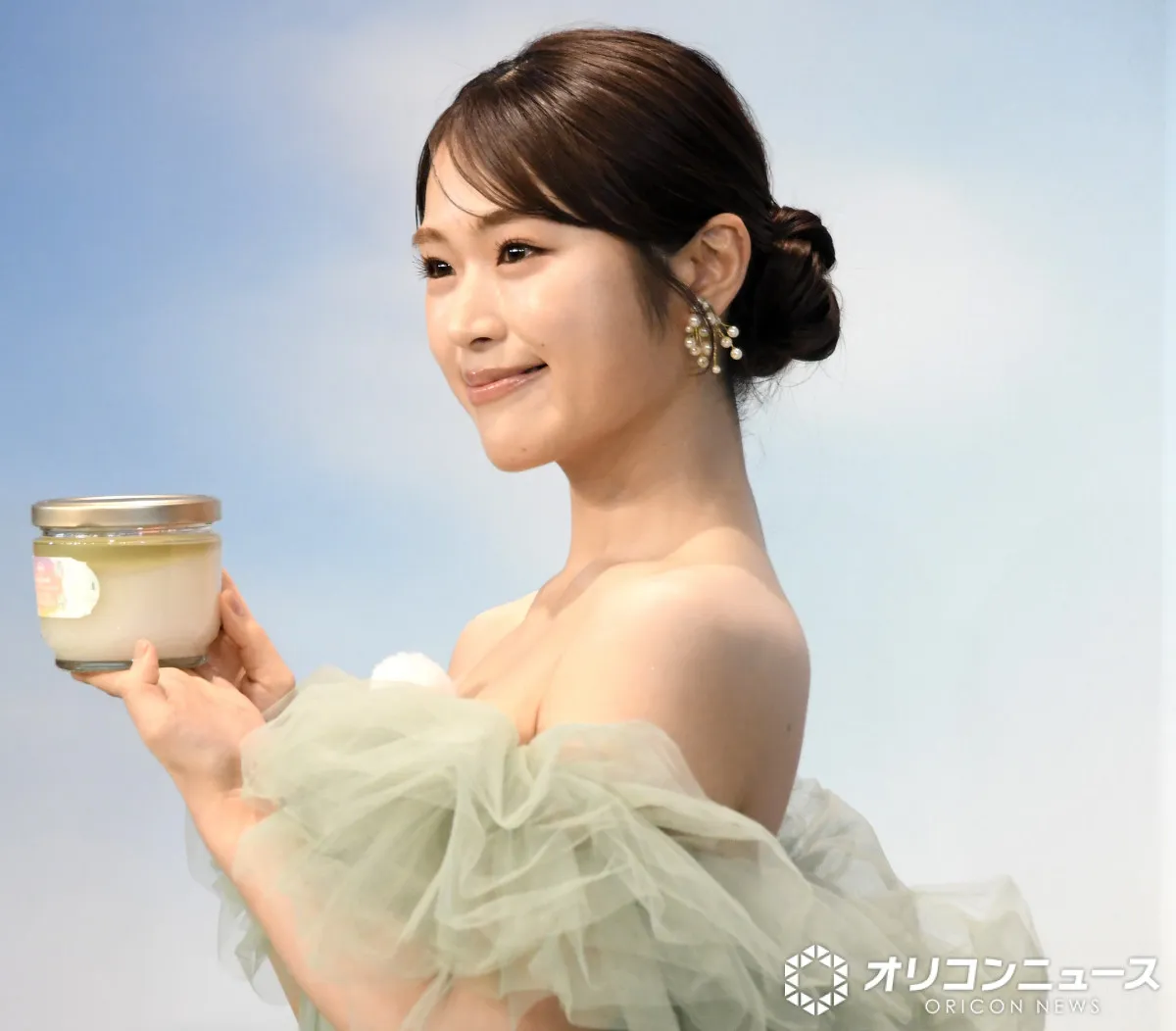 渋谷凪咲、心斎橋で大胆ドレス姿　美しい肩甲骨があらわに…「カメラを押す手が止まりません」状態