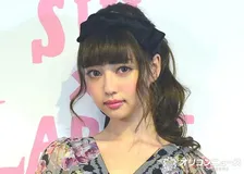 中村雅俊の三女・中村里砂、背中で魅せる“オフショル”姿に反響「お美しい…」「綺麗なお肌チラ見せ」
