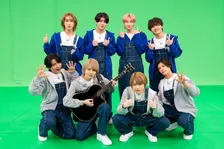 B&ZAI、楽器で笑かすアイドルへと進化？　吉本新喜劇のギター芸人直伝“ぷるるん音頭”を披露