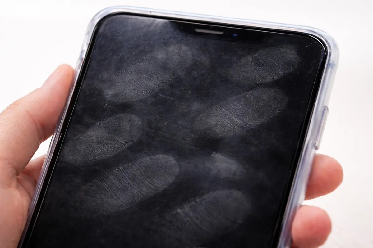 「気づいたら画面汚い…」「拭いたのに、もう指紋…」スマホ画面の“ベタベタ地獄”を防ぐ、指紋対策アイテム