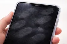 「気づいたら画面汚い…」「拭いたのに、もう指紋…」スマホ画面の“ベタベタ地獄”を防ぐ、指紋対策アイテム