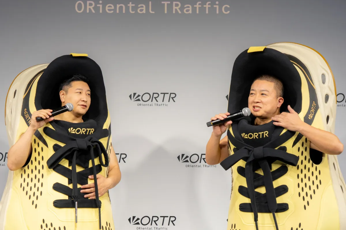 チョコプラ、巨大スニーカー姿で登場　挑戦したいこと明かす「ベンチプレス100キロを目標に」