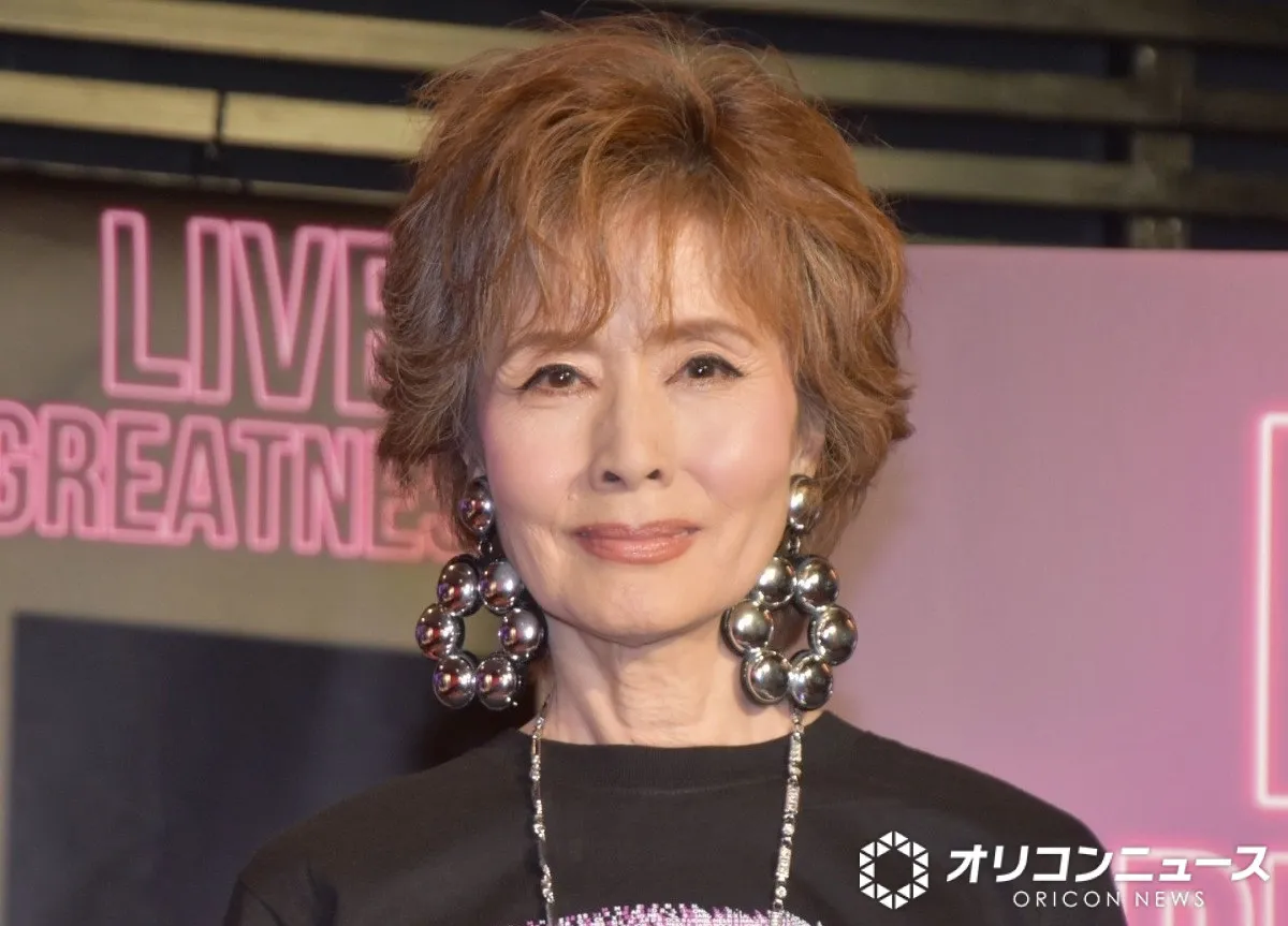 73歳・小柳ルミ子、“40年前のシャネル”着こなした気品あふれるパープルコーデ「大人の女性の色」「お人形さんみたい」