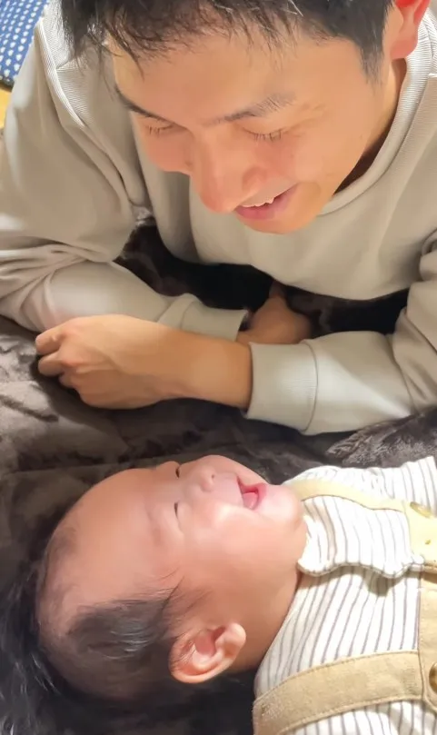 パパを笑顔にした弟に、姉が"鋭い眼差し"？　嫉妬の表情に506万回再生「いい顔してるわお姉ちゃん…」