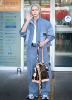 Stray Kids・フィリックス、エアポートスタイル披露　ルイ・ヴィトンをまとって登場