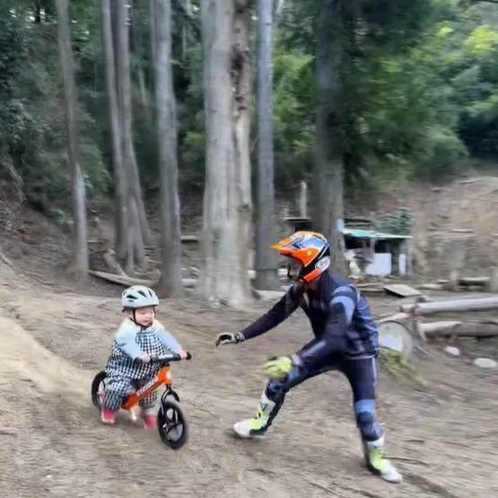 1歳なのにデコボコ山道をスイスイ…驚異の身体能力でストライダーを乗りこなす姿に「バランス感覚半端ねぇ」