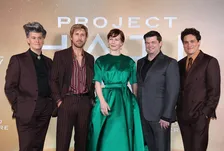 ライアン・ゴズリング、ロッキーを「一番かっこいい異星人の友達」と紹介　『プロジェクト・ヘイル・メアリー』世界初披露