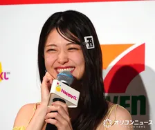 松村沙友理、第1子出産後初公の場で満面の笑み「ままりんごになりました！」　クッションを赤ちゃんに見立て“よしよし”