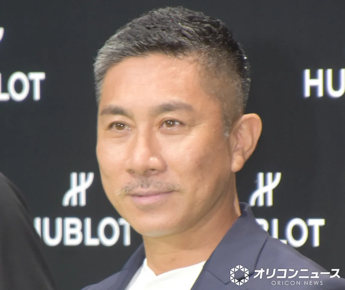 前園真聖、旬のミモザ＆花桃を飾った自宅ショットを披露「春を告げる大好きな花です」