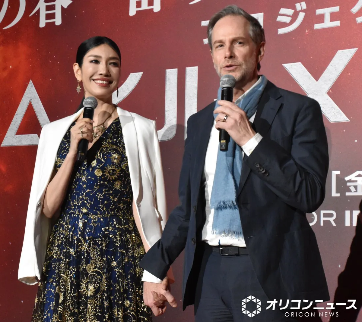 アンミカ＆セオドール・ミラー夫妻、手をつないでイベント登場