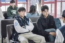 【あすから】“大学の同期” チョ・ビョンギュ＆リョウンらの青春ラブコメディー　韓国ドラマ『布団キックロマンス』放送スタート